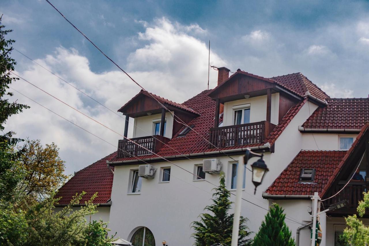 Bed and Breakfast Alabastrom Panzio Es Etterem Богач Екстер'єр фото